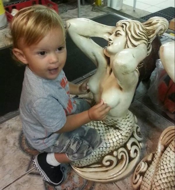 與雕塑合影太枯燥？看完這些照片保證你服