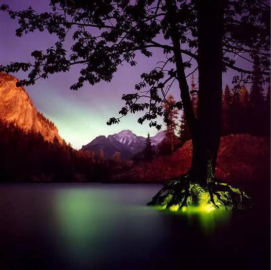 超現(xiàn)實、戲劇化的景觀燈光雕塑